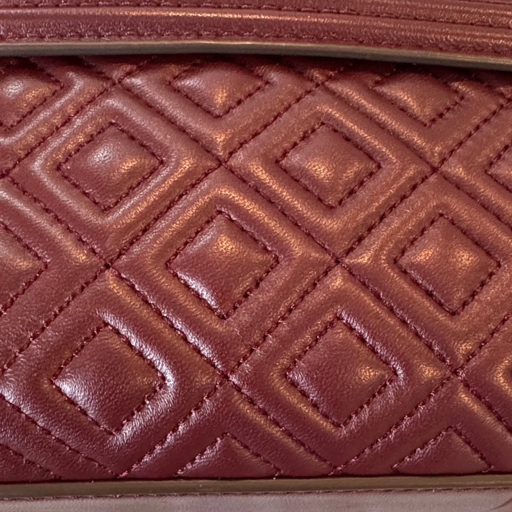 Tory Burch Elegant Burgundy Quilted Shoulder Bag with adjustable strap - Picture 2 of 14